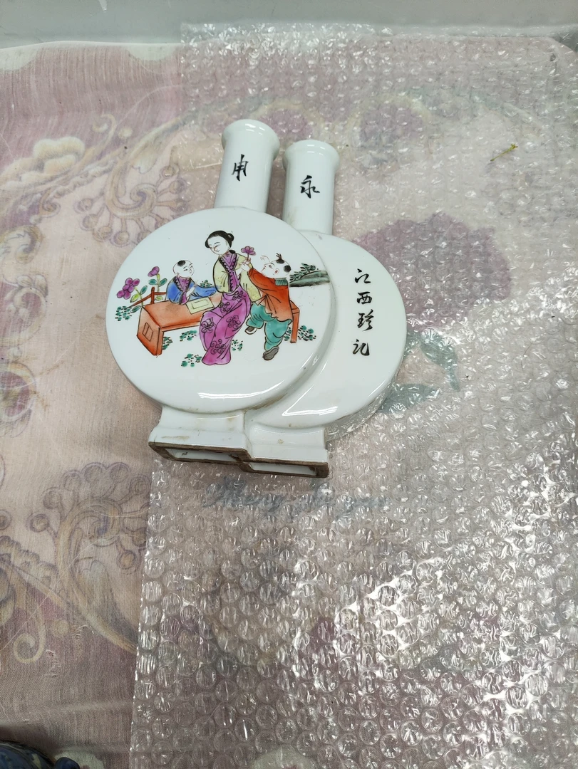 手绘鼻烟壶摆件美观大气