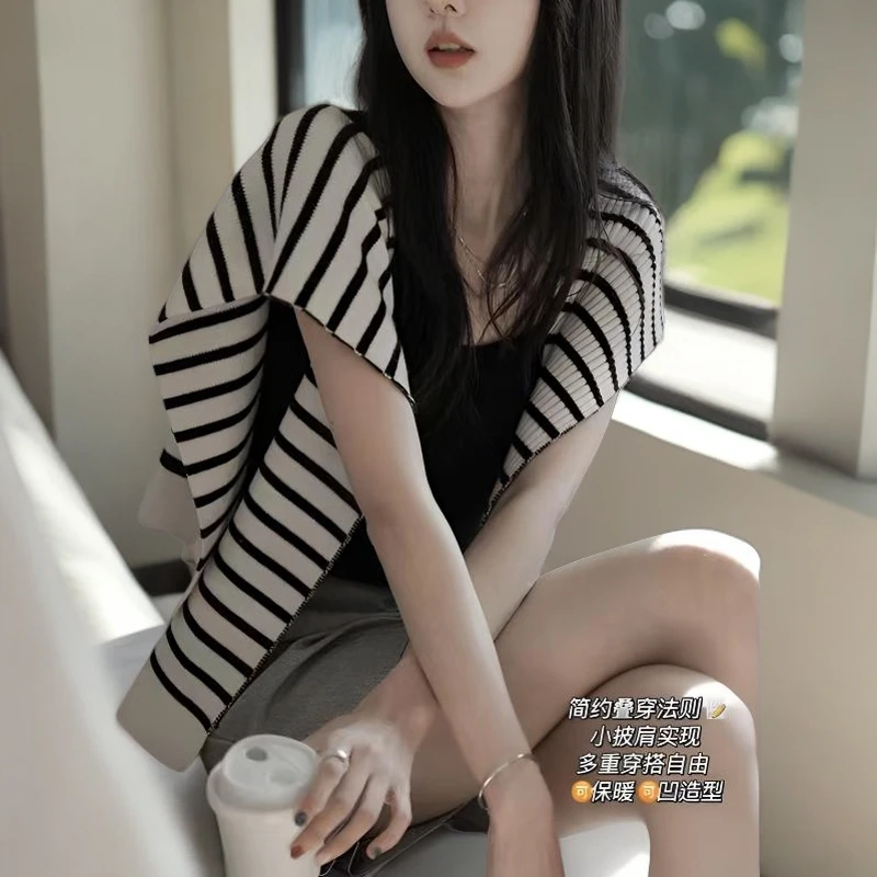 女士外搭披肩2024新款法式小披肩春夏网红时尚百搭条纹针织小披肩