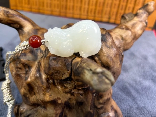 和田白玉新疆米达料貔貅吊坠