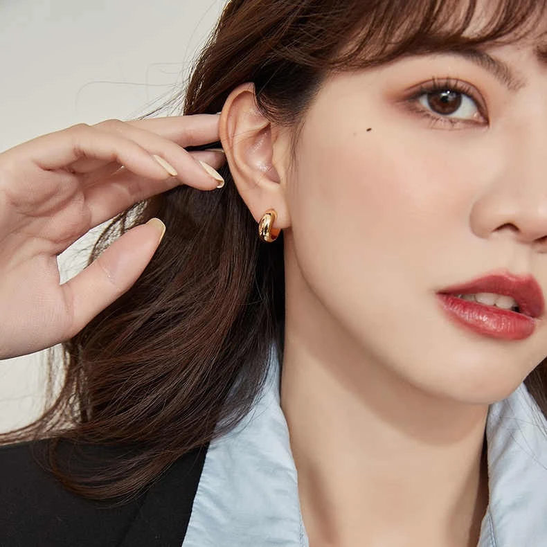铜合金耳饰  经典小巧光面高级感C字耳钉ins简约法式时髦冷淡风