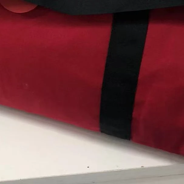 红色旅行健身包包