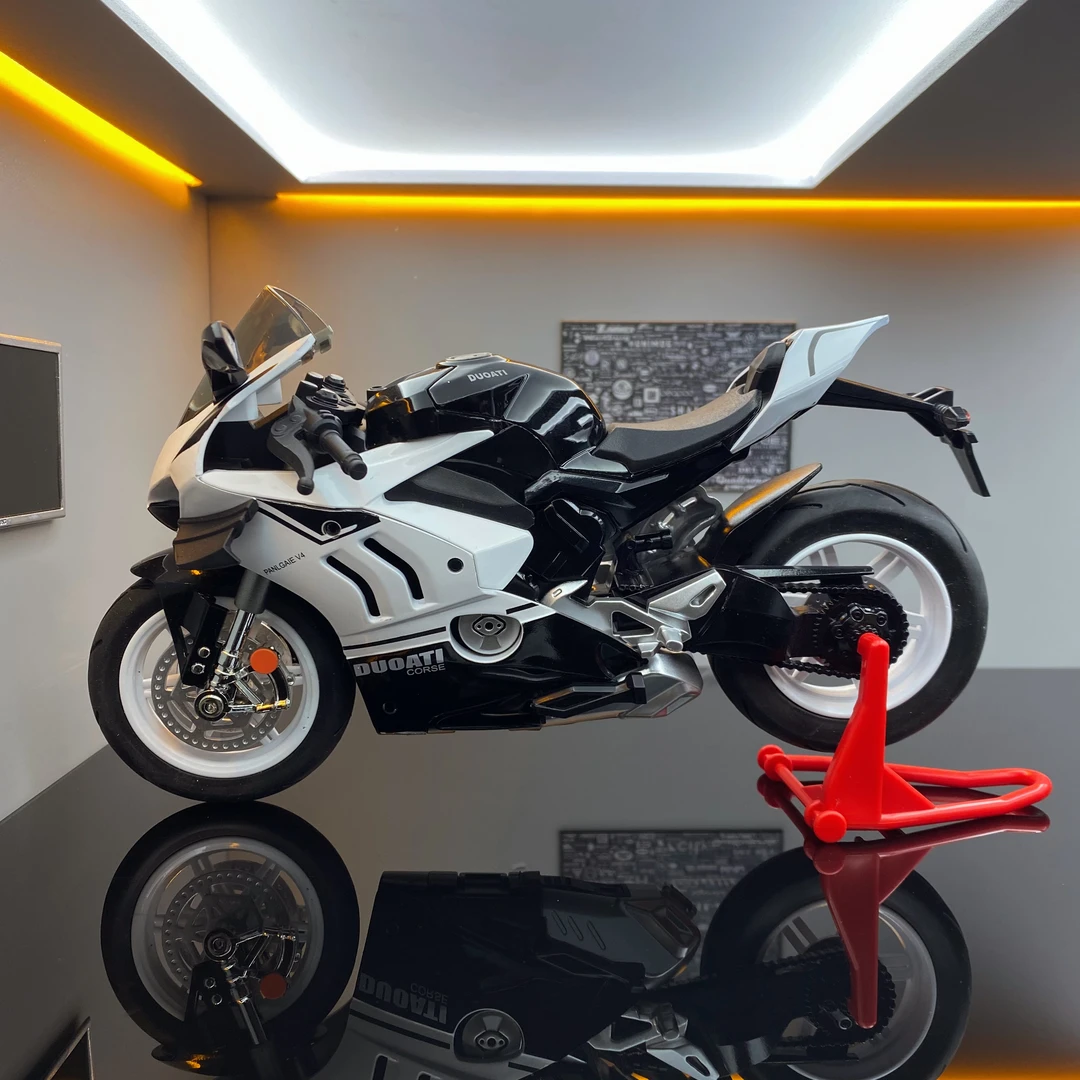 【展会限定】意式美学 V4大魔王 1:10机车模型礼品摆件