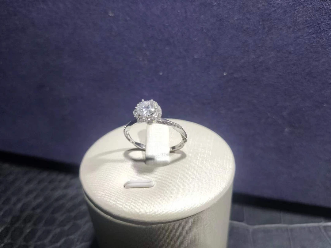 带包装天花板虞美人50分戒指.J