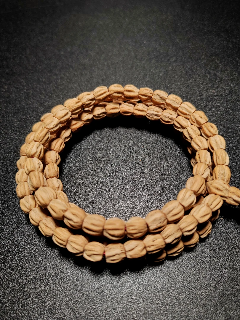 一颗热振粉皮高柱多棱龙脊，皮质非常细腻，走色很快，带有刀锋龙脊。