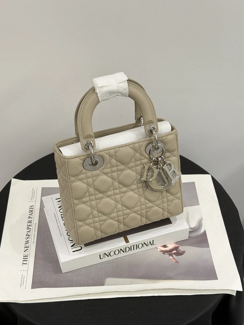 全新未使用 DIOR/迪奥 【荔枝皮24年首发】四格戴妃沙色 全套 送检
