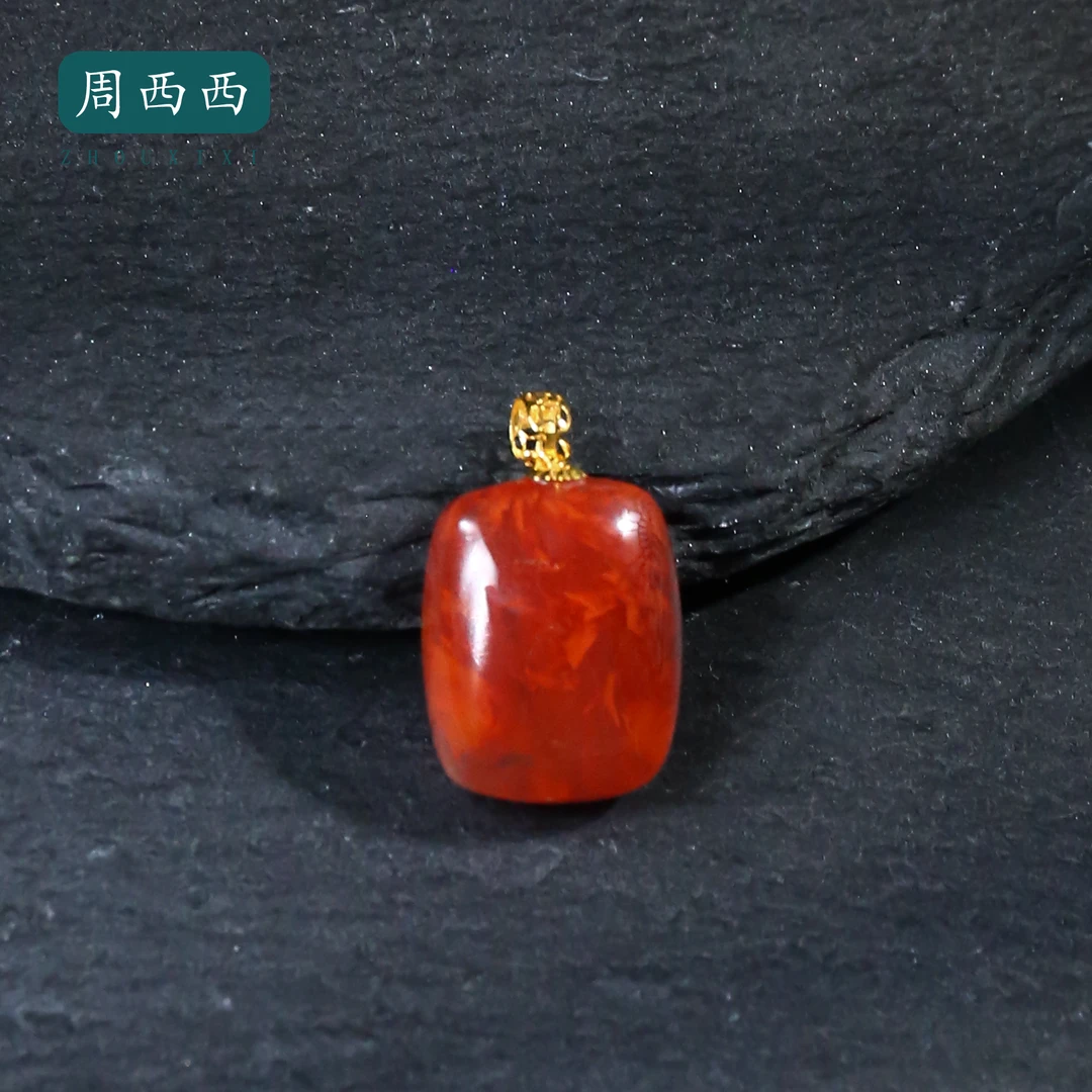 周西西精美18K南红无事牌吊坠长1.5宽1.1高0.6多样性发一16526