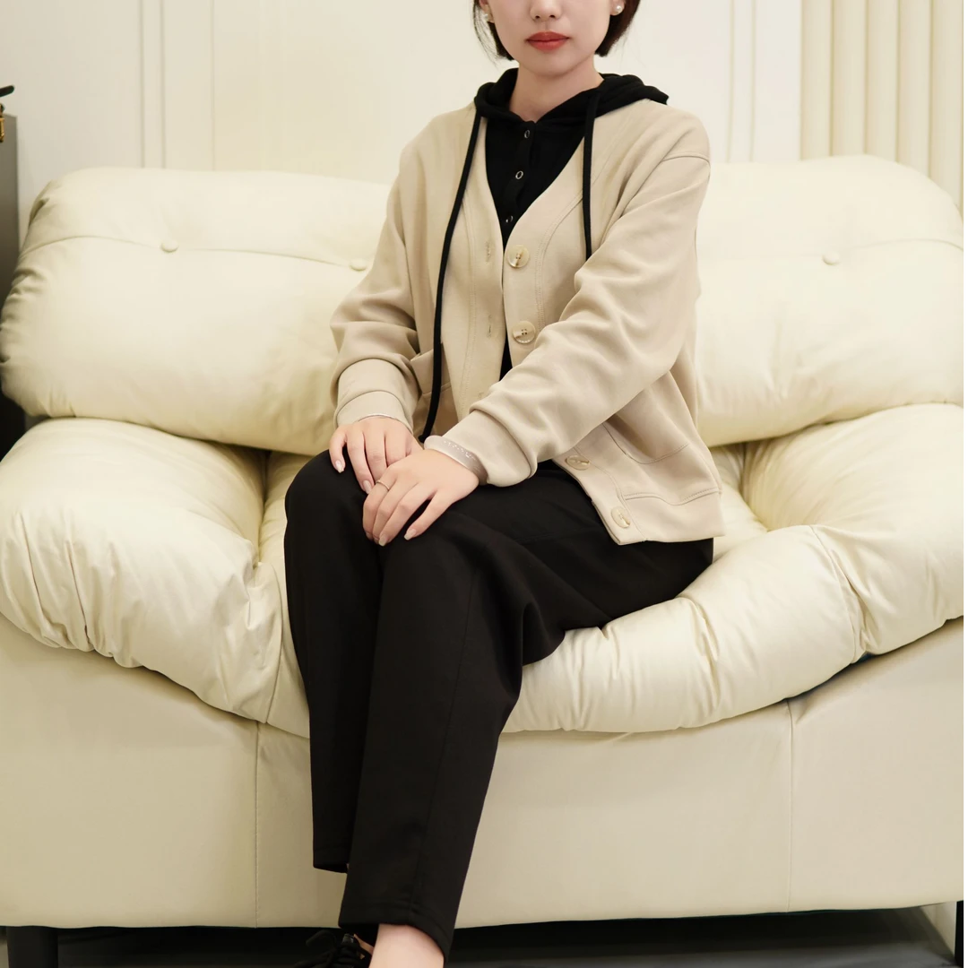 雅鹿优选2024春季新款V领钉扣明治空气开衫休闲百搭小众轻奢格调