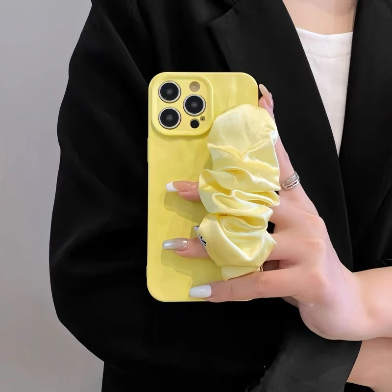 黄色褶皱丝巾手腕带苹果15promax手机壳IPhone13全包12软11新款xr