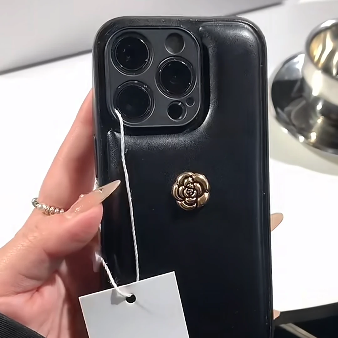 小众ins黑色皮质山茶花苹果15手机壳iPhone14promax美拉德风13/12