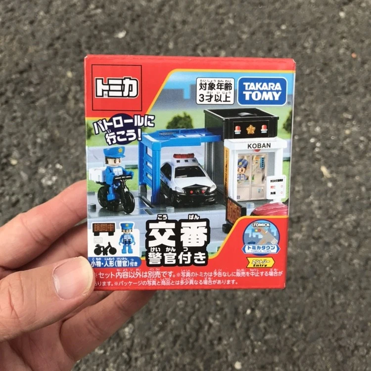 多美卡小镇可折叠收纳场景交通警察派出所小警亭含人仔自行车各1