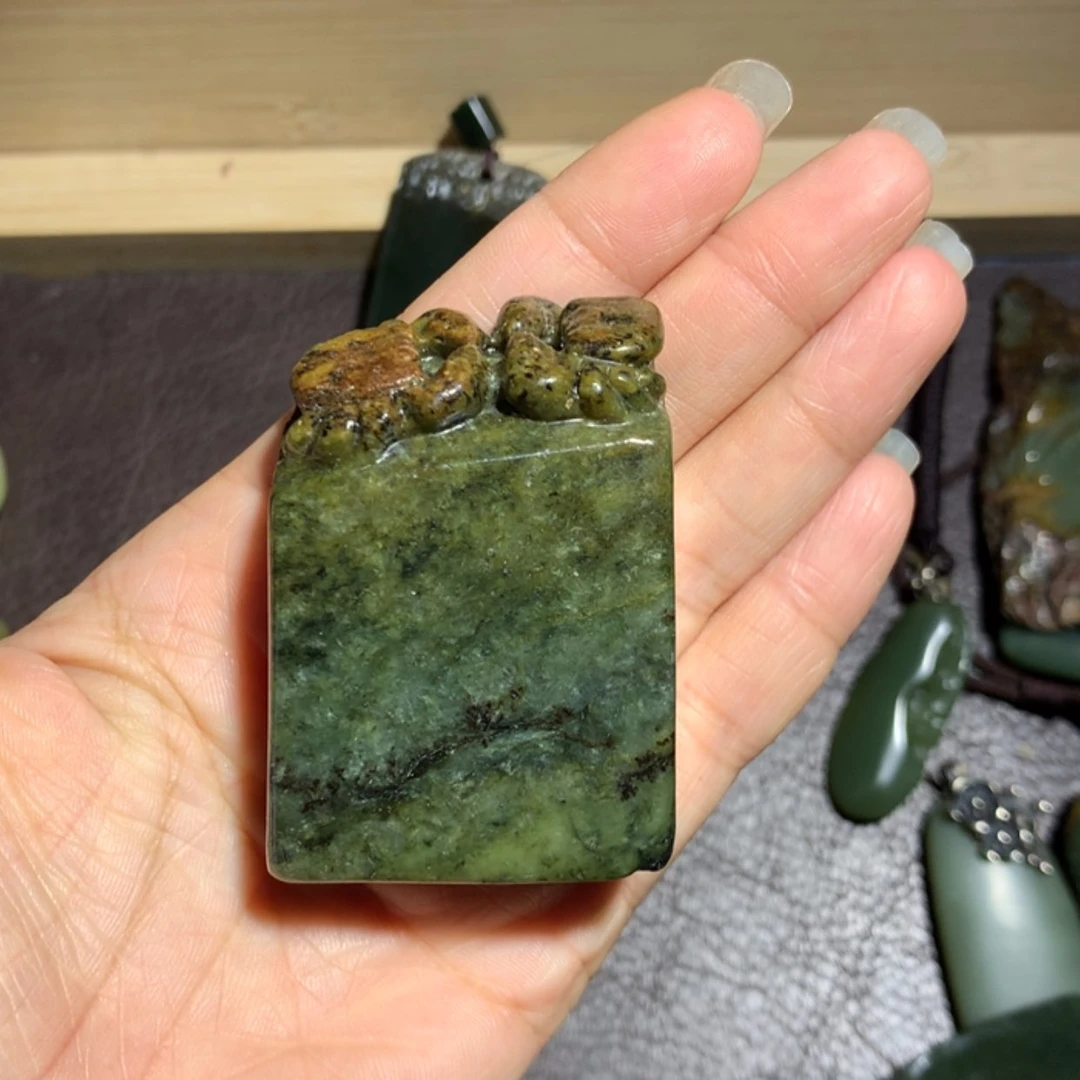 【闪购商品】岫岩河磨玉（透闪石质玉）手镯未镶嵌花***呢