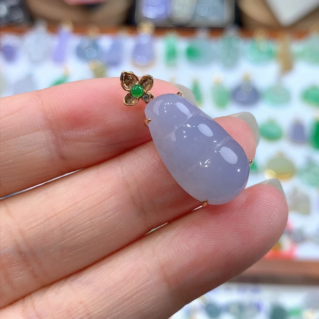 翡翠颈饰18K金镶嵌翡翠吊坠的未镶嵌