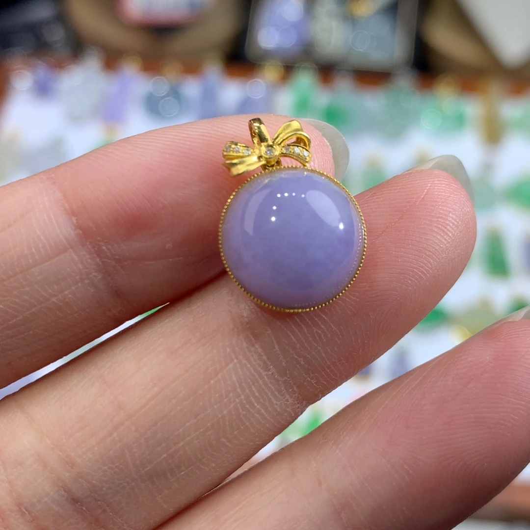 翡翠颈饰18K金镶嵌翡翠吊坠的未镶嵌