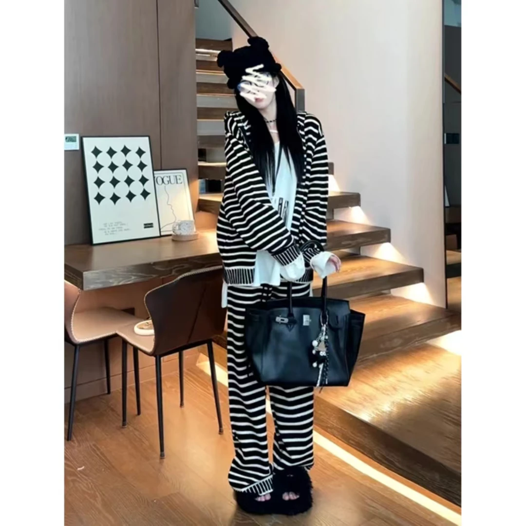 慵懒感十足2025秋季设计感连帽黑白条纹针织套装两件套网红同款潮