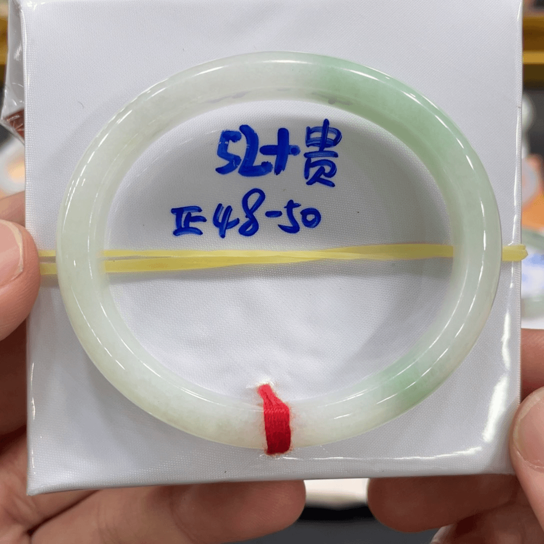 翡翠手镯未镶嵌翡翠