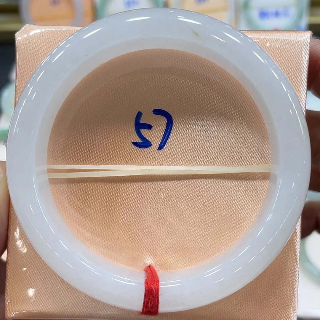 翡翠手镯未镶嵌翡翠手镯