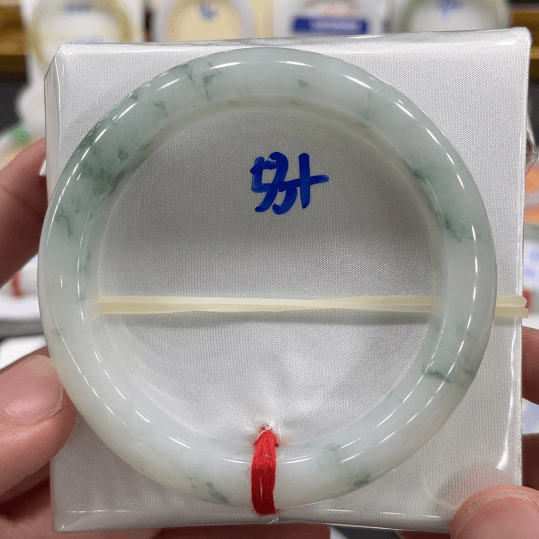 翡翠手镯未镶嵌翡翠