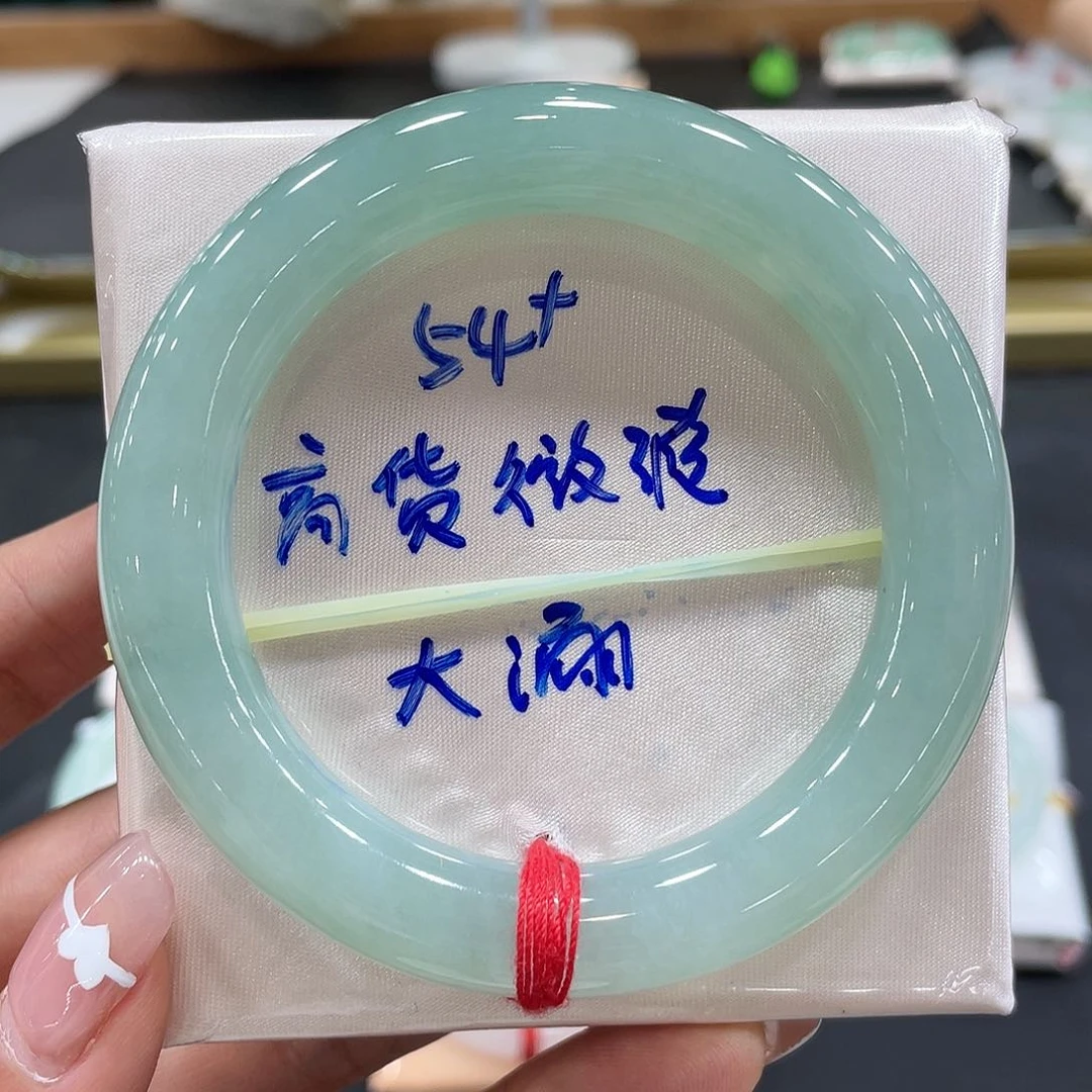 翡翠手镯未镶嵌翡翠手镯