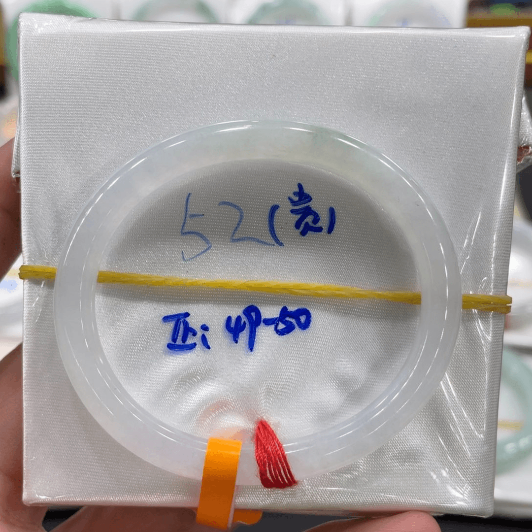 翡翠手镯未镶嵌翡翠