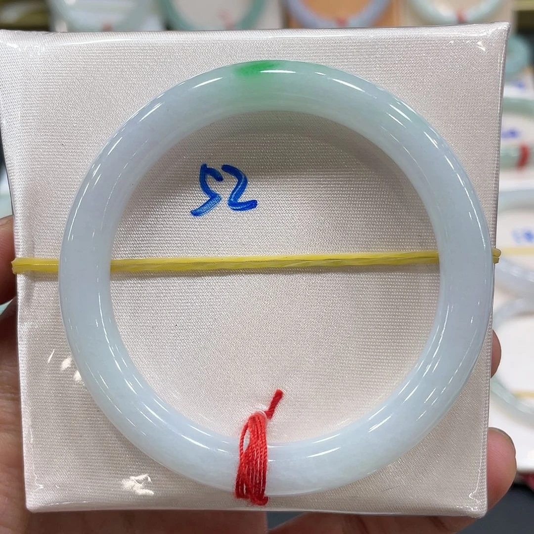 翡翠手镯未镶嵌翡翠手镯