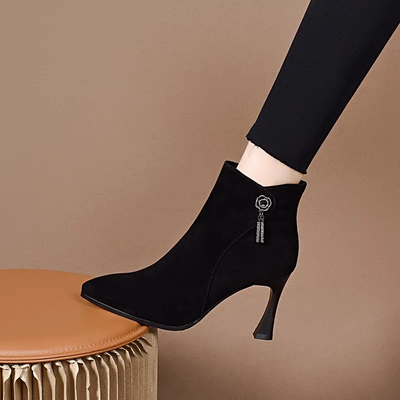 2025冬季新款气质洋气尖头头层磨砂羊皮高跟细跟侧拉链时装短靴女