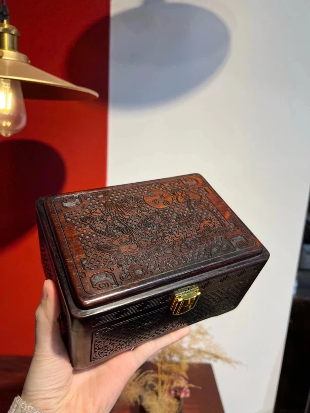 红酸枝雕刻花好月圆首饰盒