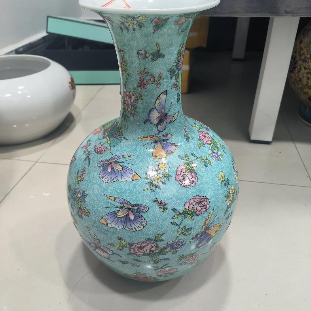 天蓝色扒花蝴蝶陶瓷赏瓶