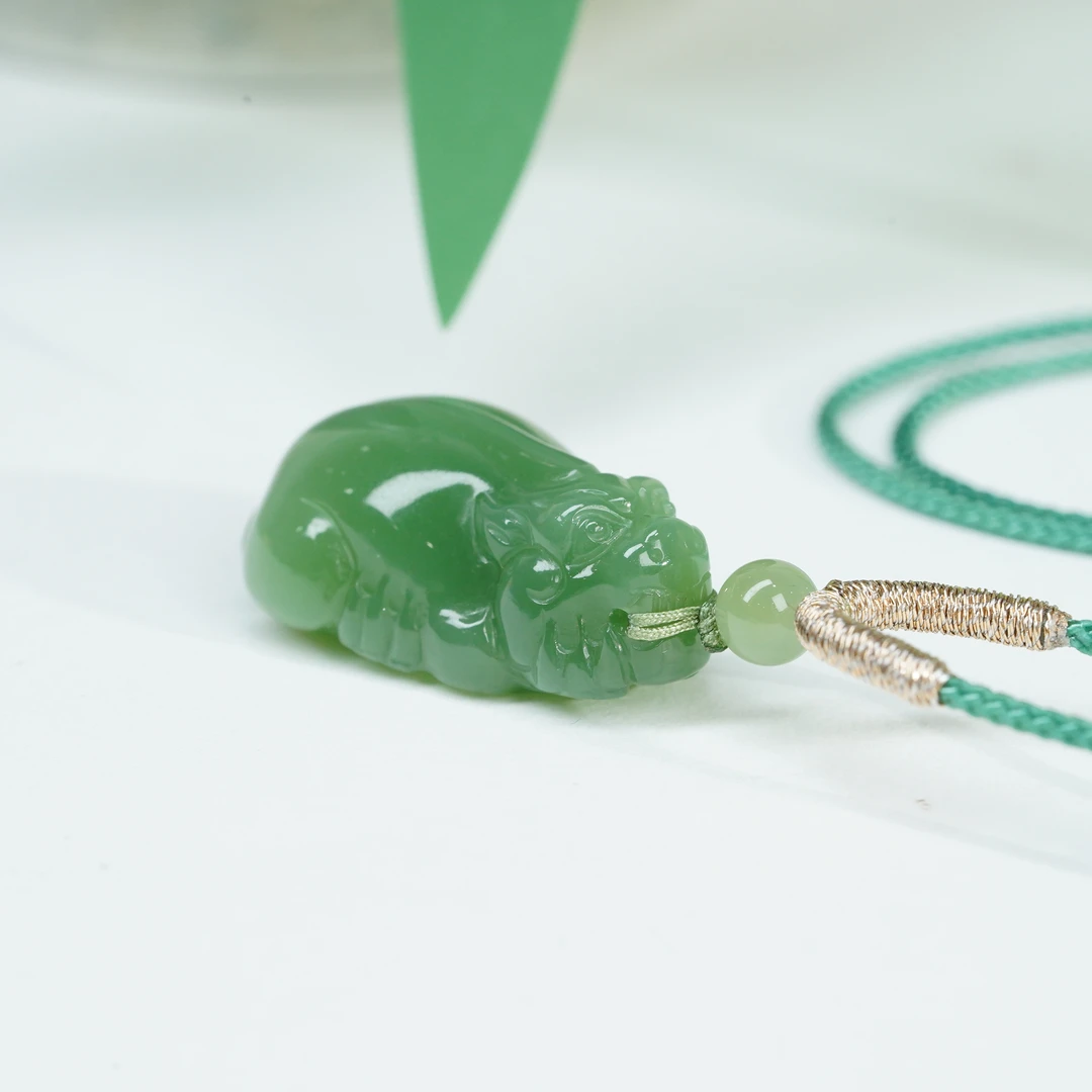 【小北好物】和田玉吊坠QH54X134【多样性发一件】约18*29mm带绳