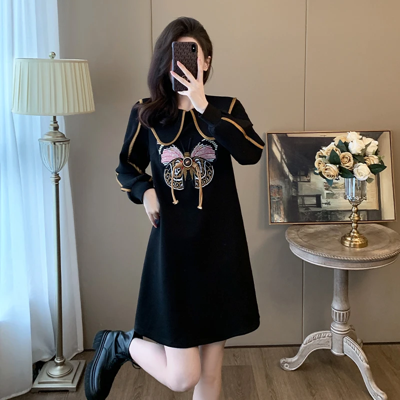 欧货黑色连衣裙女2025秋冬新款遮肉显瘦减龄娃娃领卫衣裙小个子