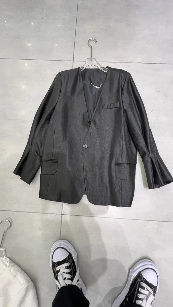 喇叭袖口单扣无领西装外套