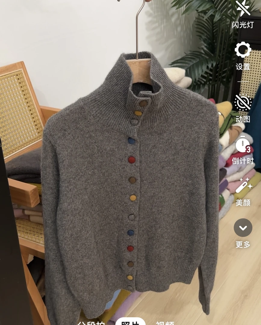 「翻领小彩扣开衫」灰色高领彩色小包扣时尚针织开衫女上衣