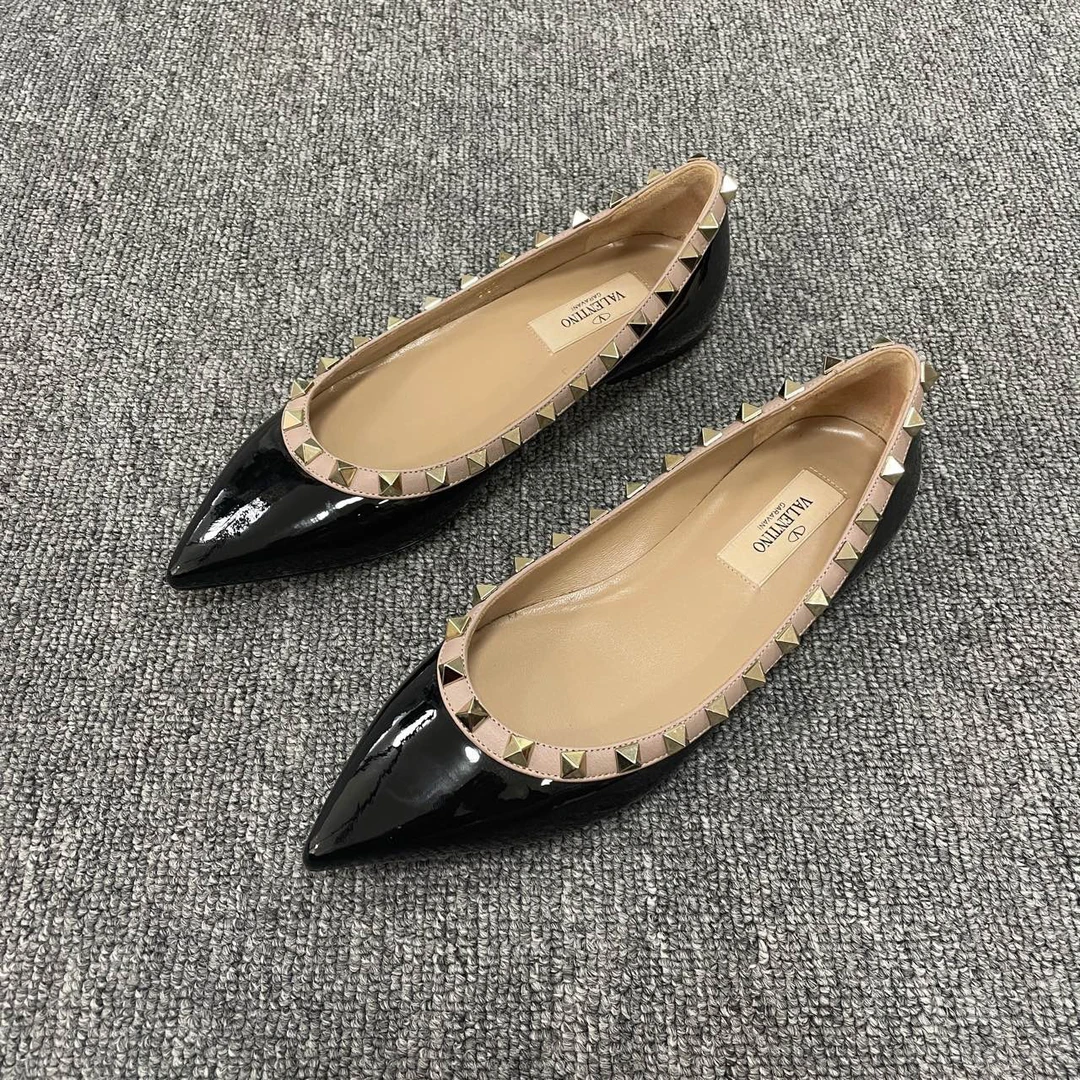 Valentino/华伦天奴 尖头铆钉舒适百搭平底鞋 35码/0214