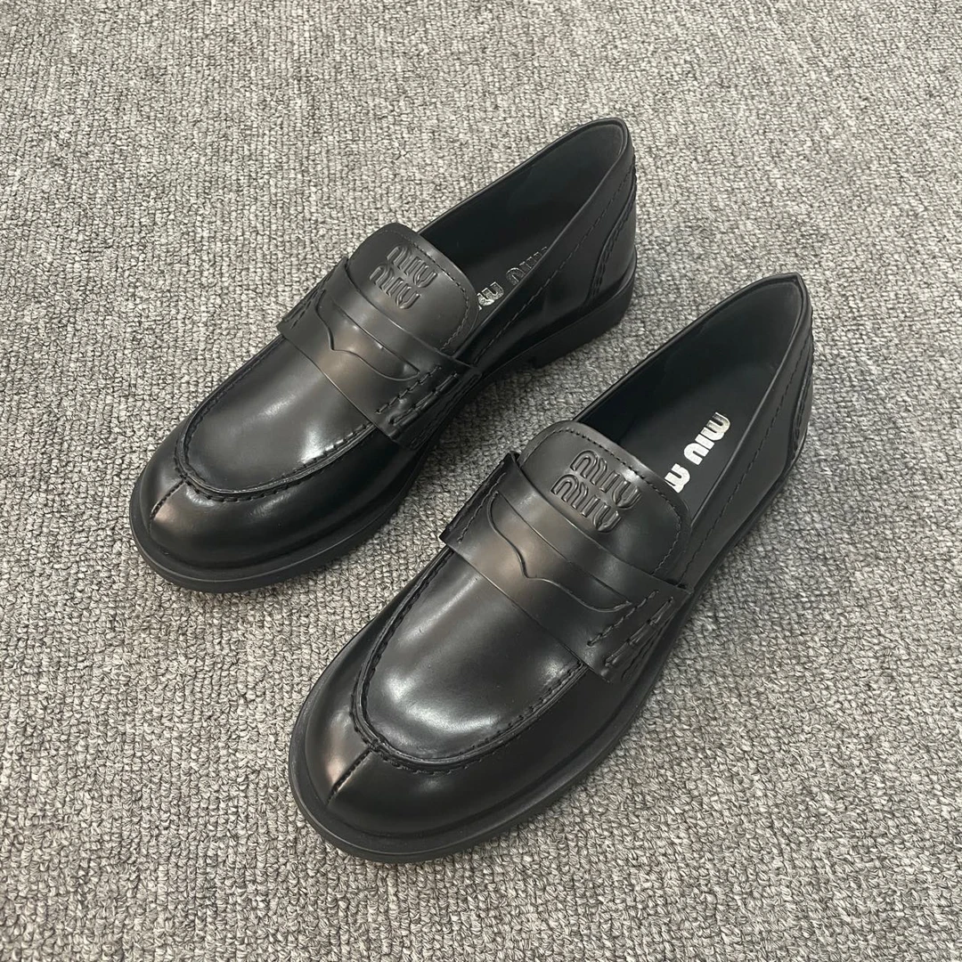99新 MIU MIU/缪缪 （有盒）乐福平底休闲单鞋 35.5码/5014