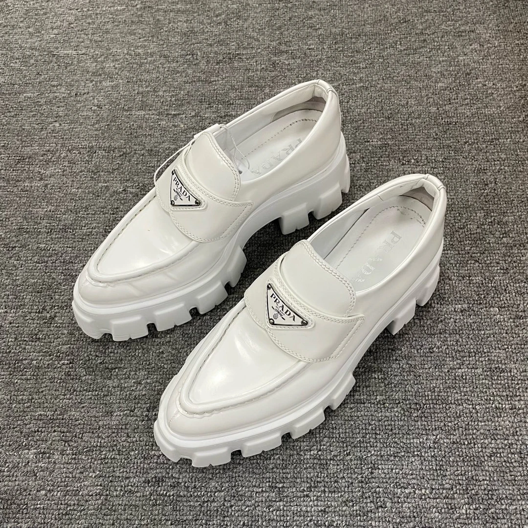 99新 Prada/普拉达  亮面皮革尖头乐福鞋 36码/4460