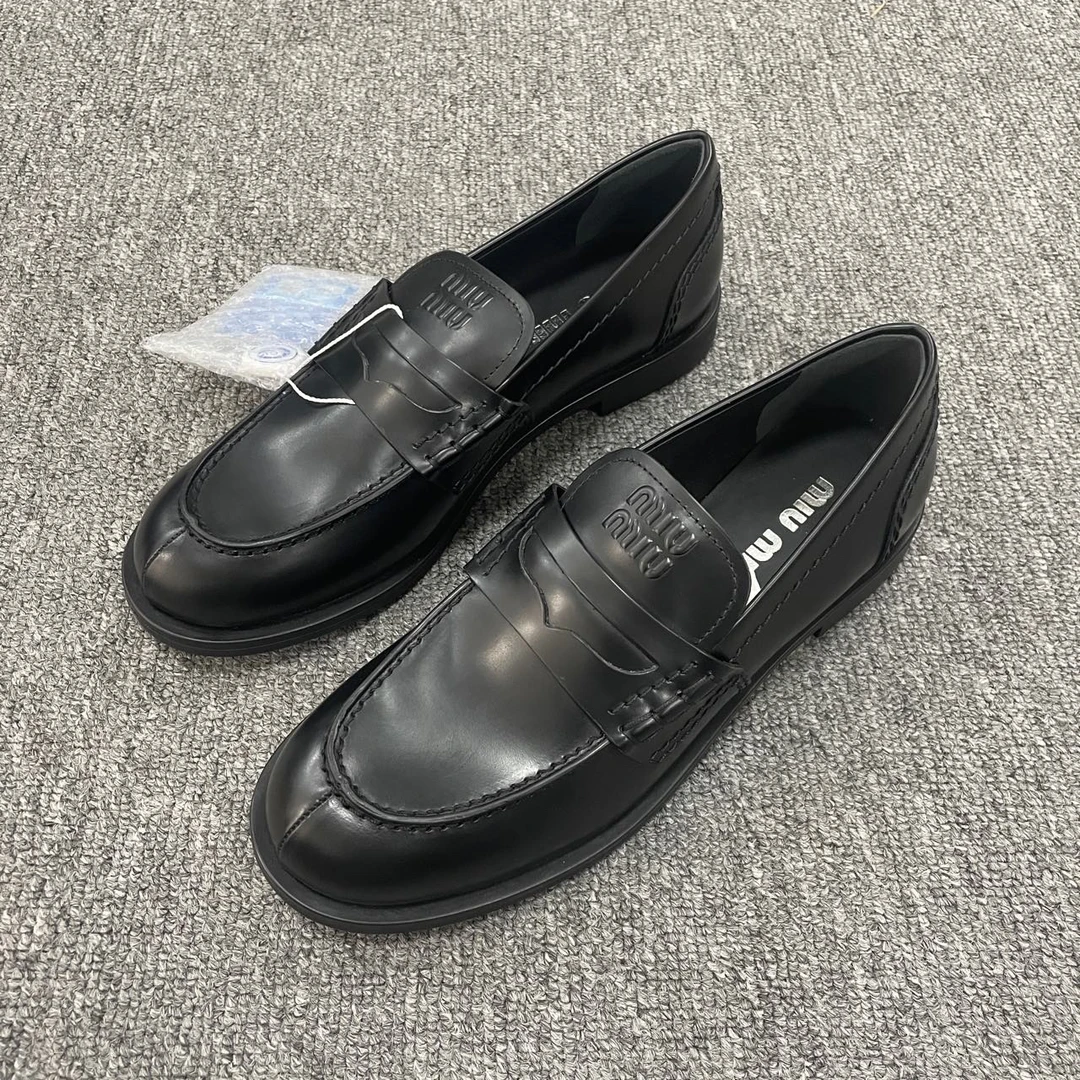 miumiu/缪缪（有盒）纯色一脚蹬休闲皮鞋 38码/4631