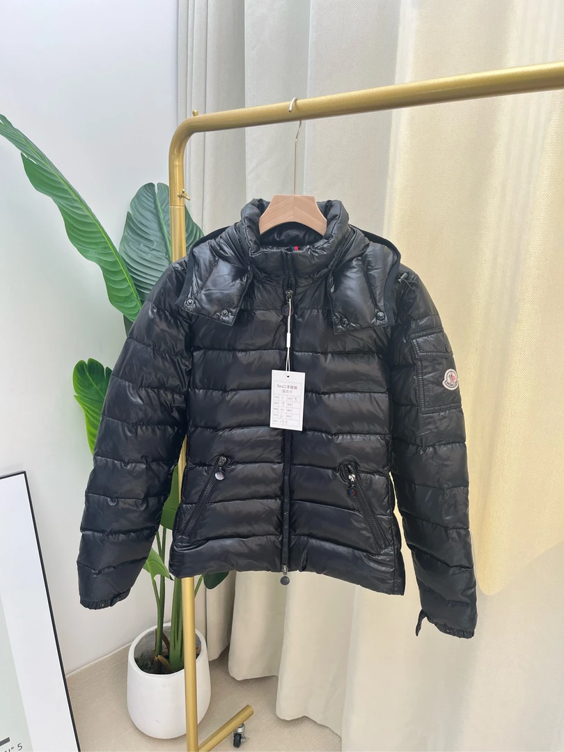 MONCLER纯色连帽羽绒服外套 尺码：1/0808