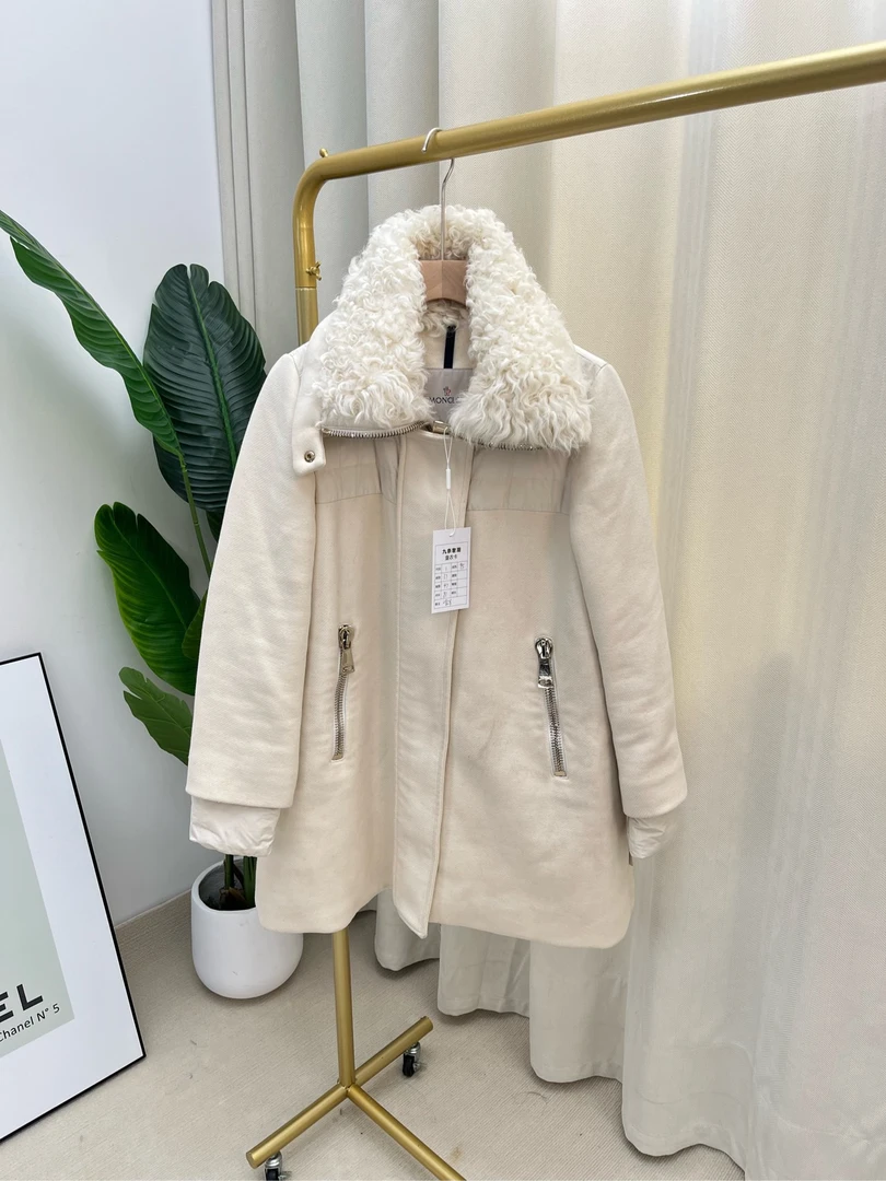 Moncler/盟可睐 纯色毛领无帽翻领羽绒服 95 1/0828