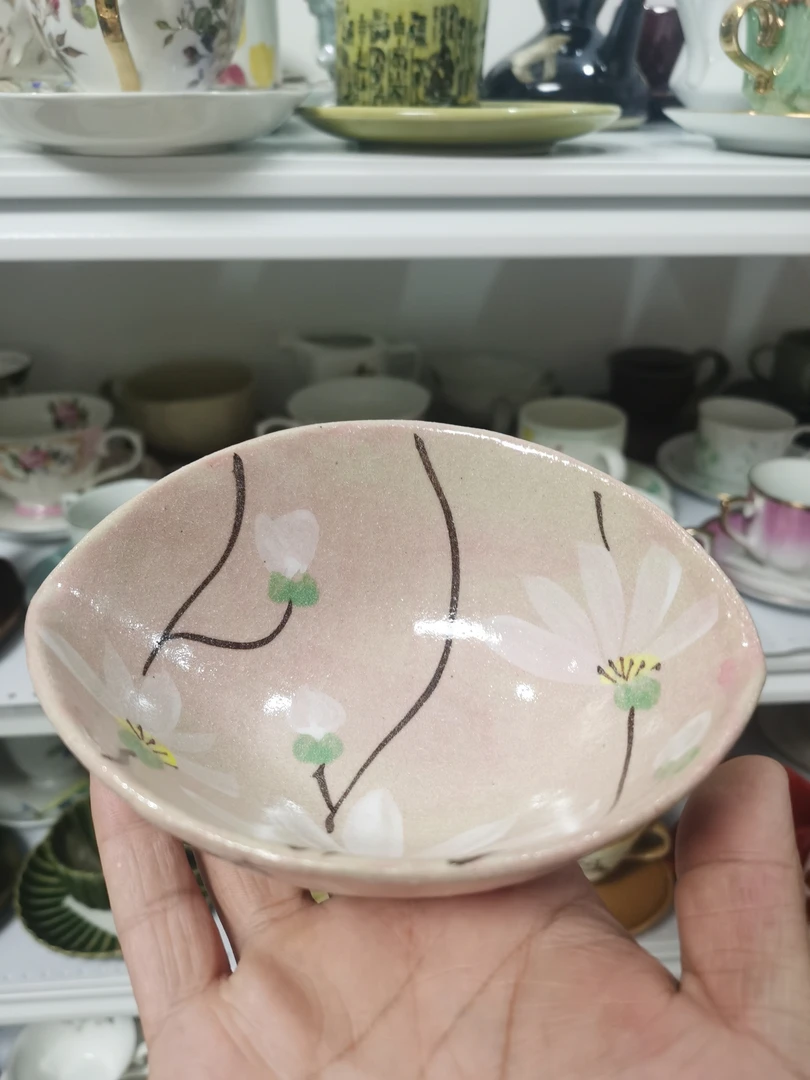 粉萩釉下手绘异形小碗