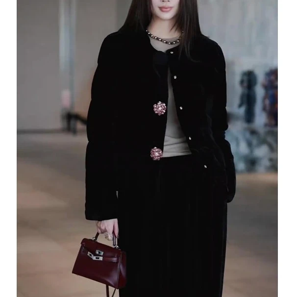 赫本风黑色丝绒外套女2024年冬季新款气质重工钉珠高级感显瘦上衣