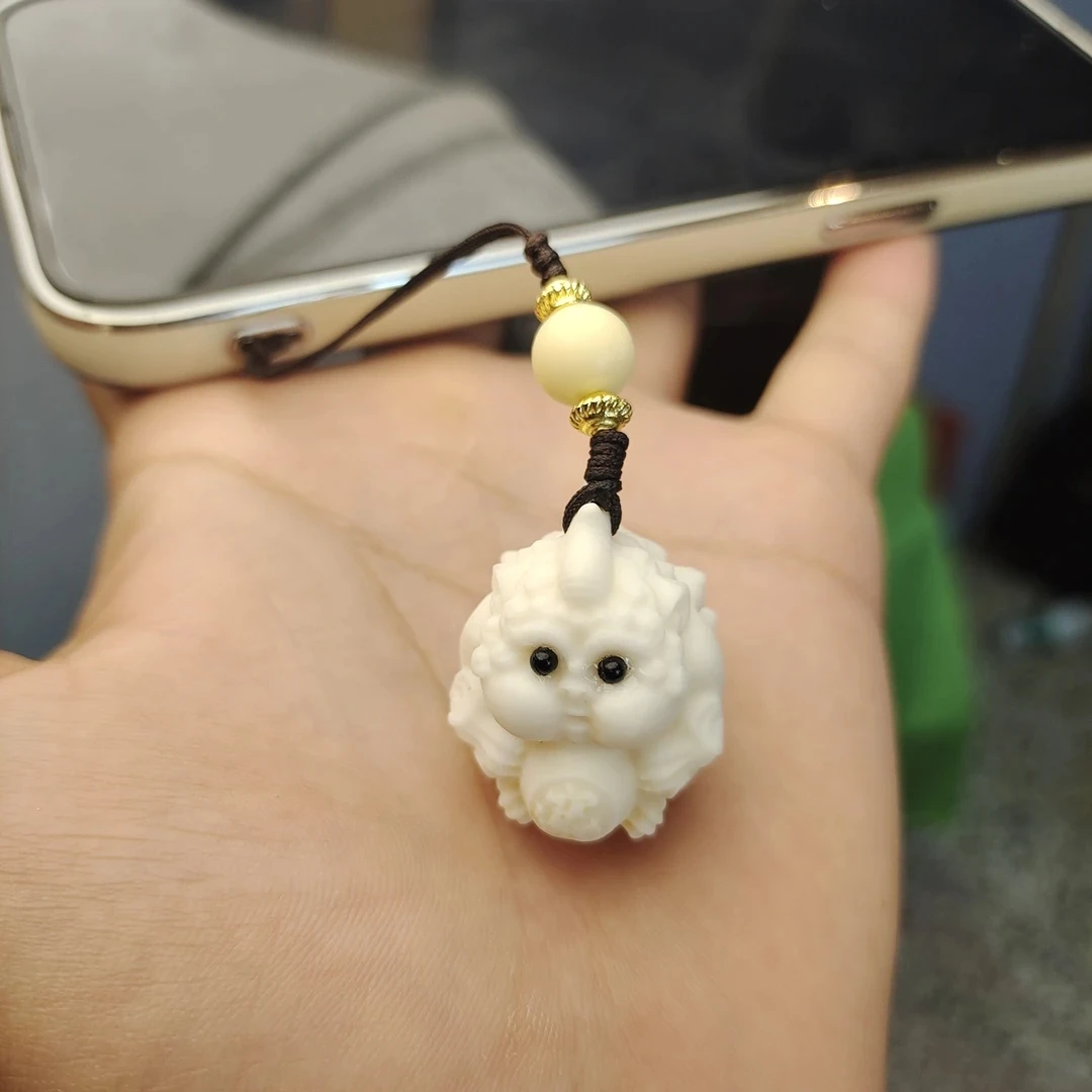 象牙果貔貅抱球手机扣