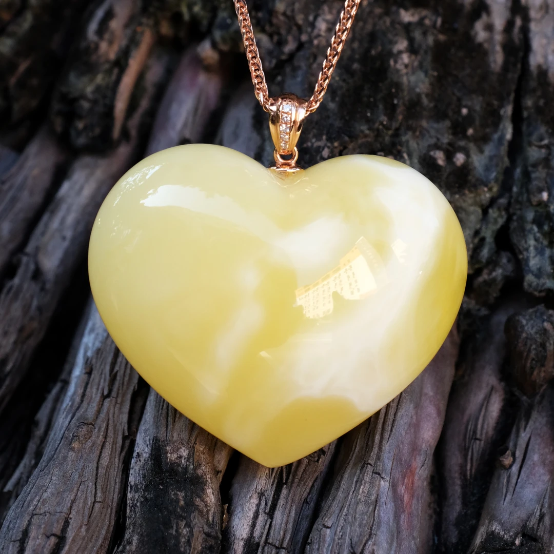 白花蜜桃心吊坠 18K镶嵌尺寸32*26.6*15.5