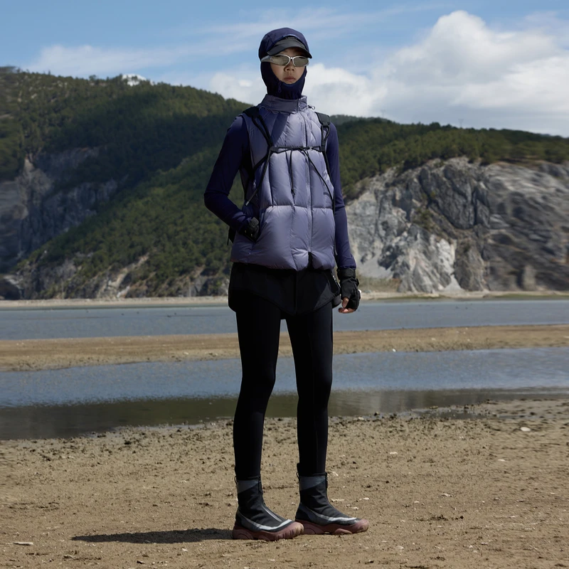 UPONPRO户外休旅系列不规则弧线绗缝白鹅绒高领羽绒马甲U1EG4516Y