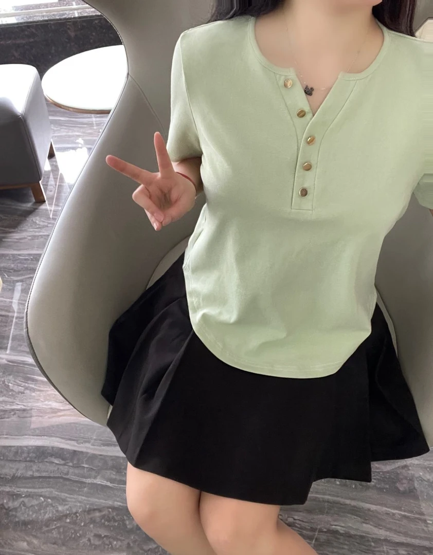 文 胖MM夏 48大码夏季显瘦宽松百搭气质T恤小众设计感韩版v领纽扣
