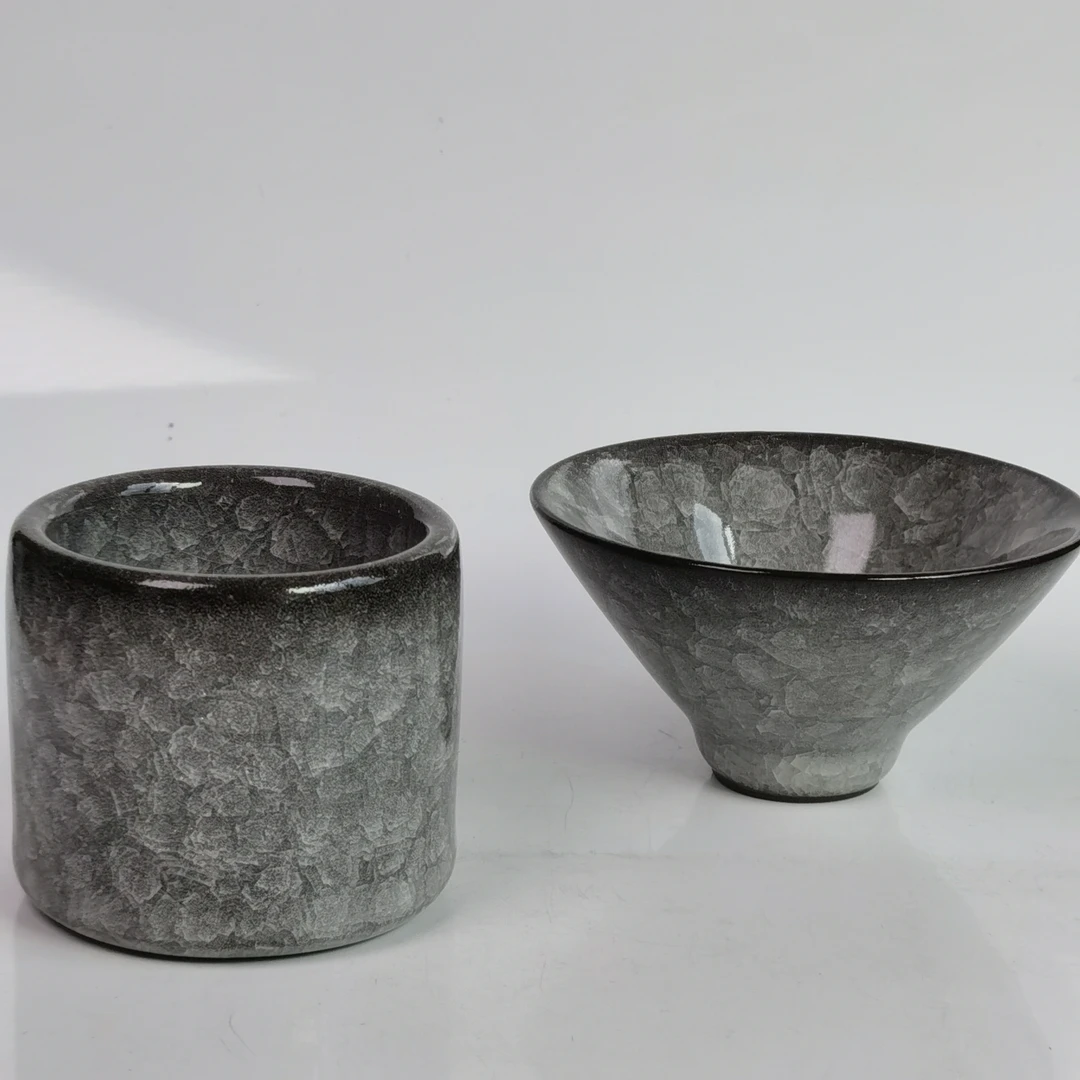 龙泉青瓷黑冰冰裂纹茶杯一对