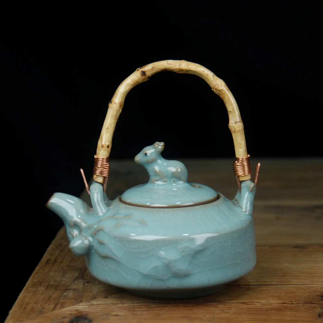 龙泉青瓷哥窑粉青提梁鹿茶壶