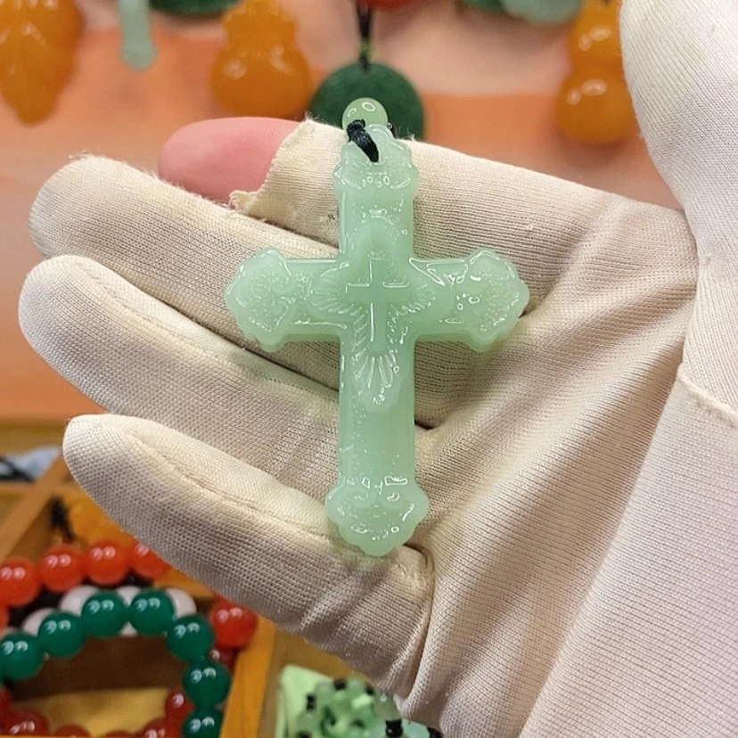 浅绿小十字（男女通款高40mm 宽25 厚度10配送项链一条）