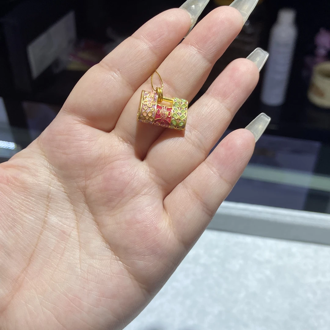 足金999 精品珐琅彩小花同心锁 5.356