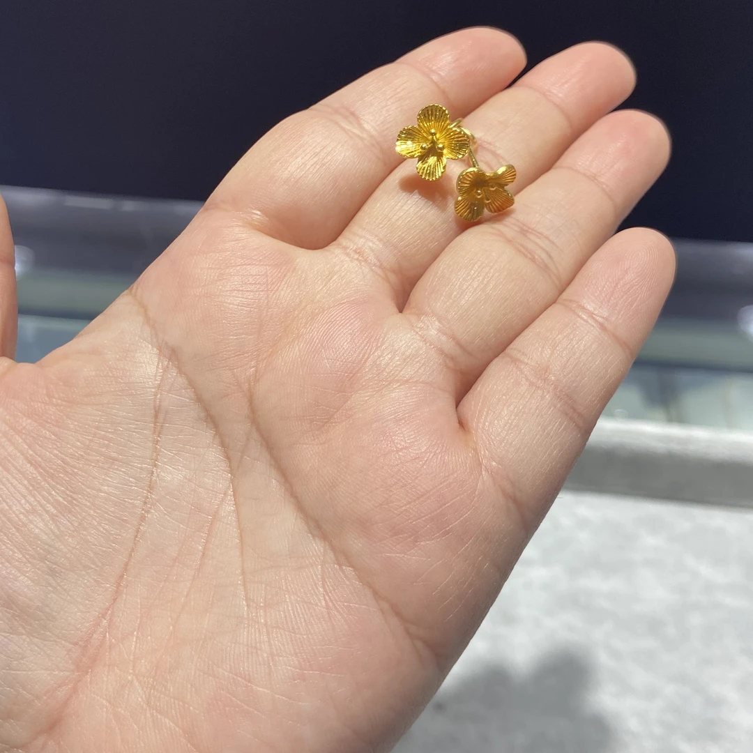 足金999 5G 弯钩小花耳钉 3.281