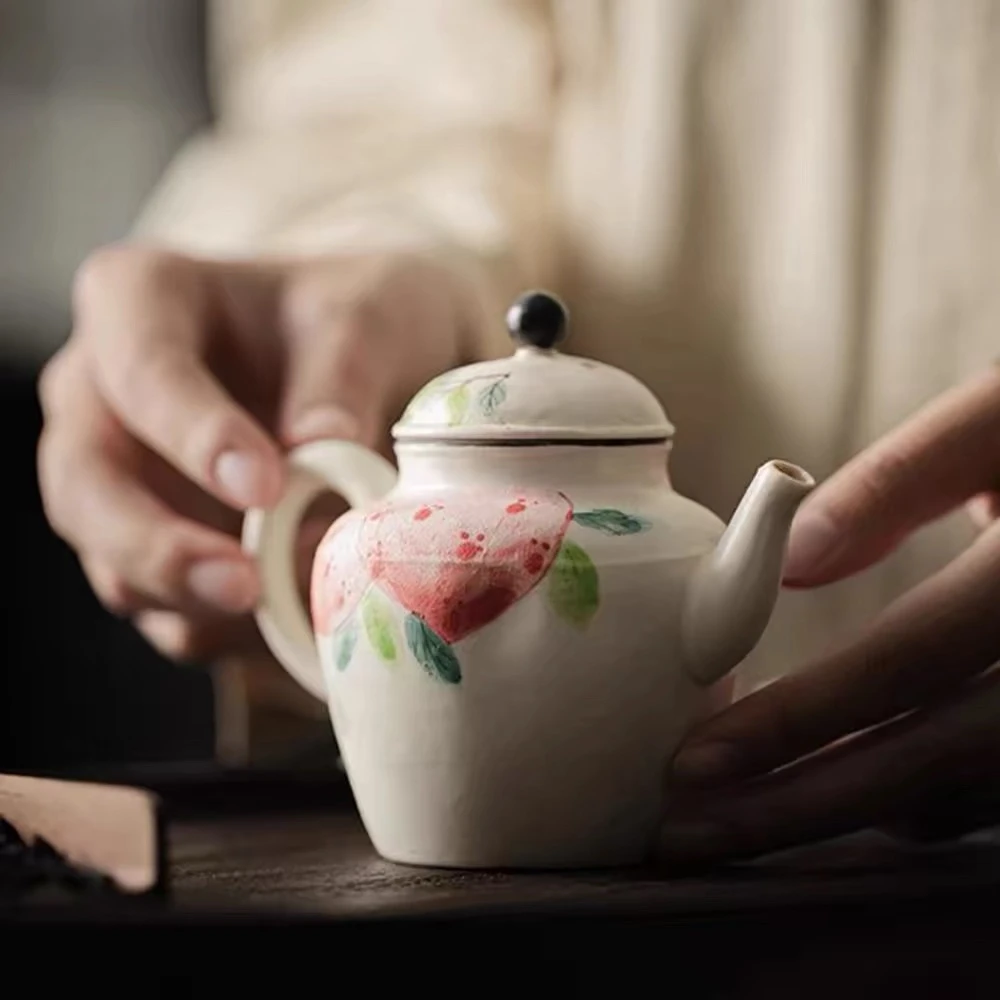 白粉引釉上粉彩蜜桃手捏壶（2023102326971）