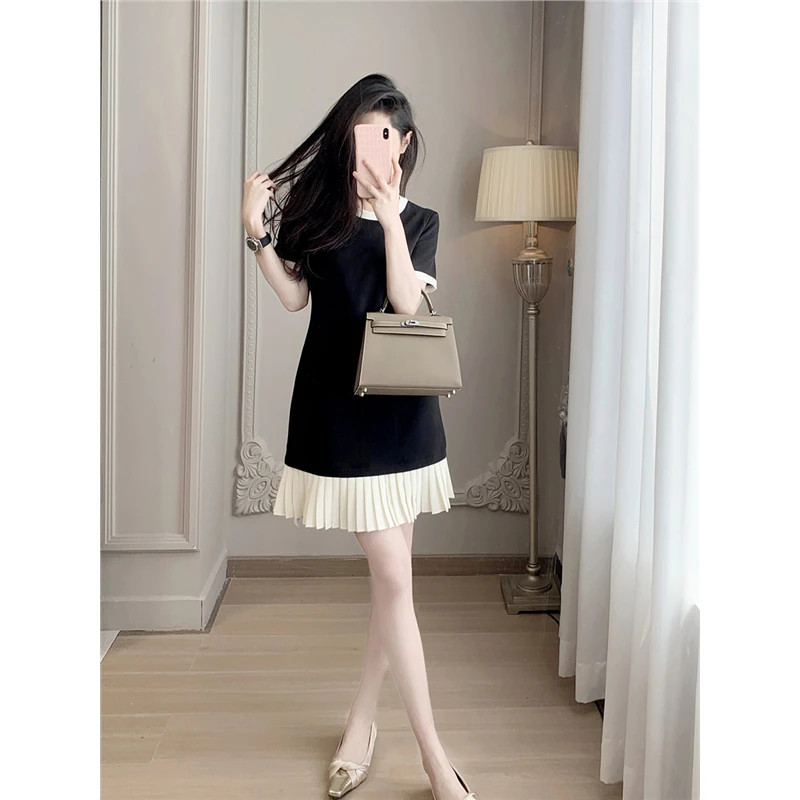 高级感小香风黑色连衣裙2025新款女夏季气质修身短款拼接百褶裙子